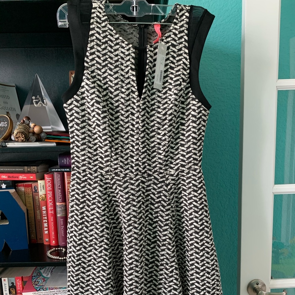 Eight sixty Maro sleeveless keyhole chevron dress